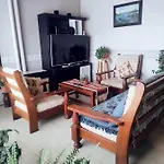 Casa amplia estacionamiento privado.