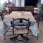 Casa amplia estacionamiento privado.