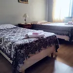 Casa amplia estacionamiento privado.
