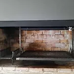 Casa De Invitados Con Parrilla Y Horno A Lena