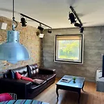 Departamento New Vintage Con Hermosas Vistas A Las Montanas Y Al Canal
