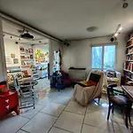 Casa Gorrion Escarlata