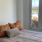 Becasina Patagonica A Luminoso Monoambiente En Ushuaia Con Vista A Las Montanas