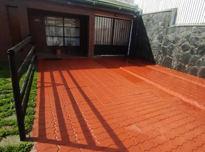 Casa amplia estacionamiento privado.