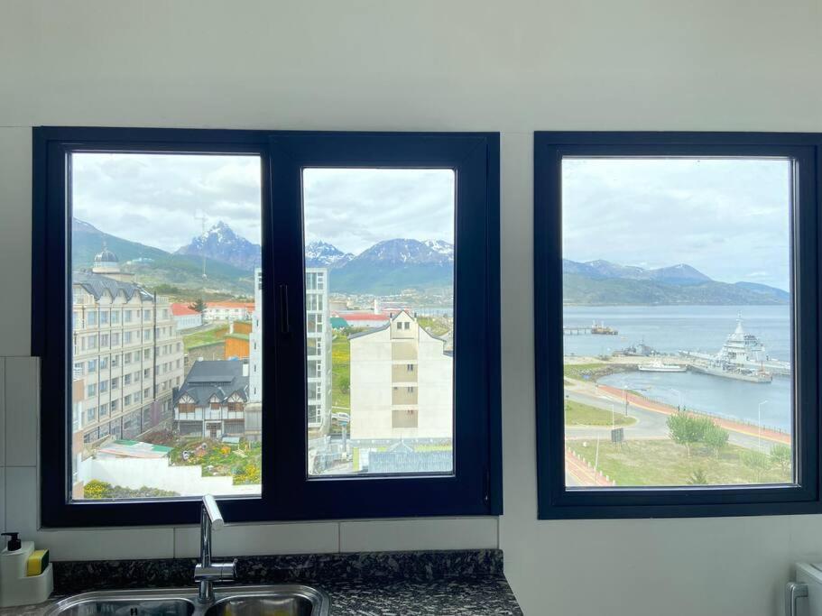 Entire In The Center, Floor With View Of The Beagle