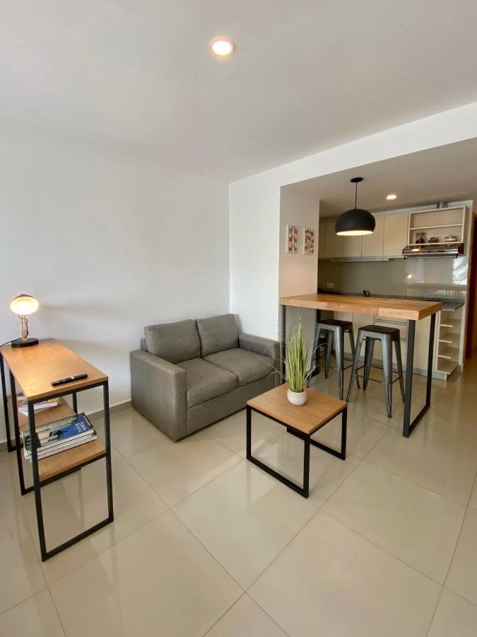 Penguins Flats 4 *