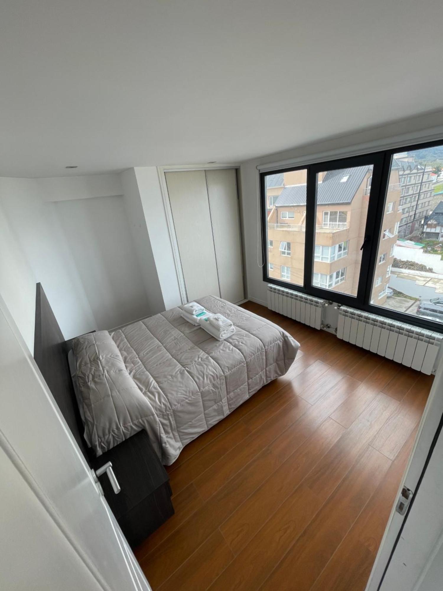 Entire In The Center, Floor With View Of The Beagle *
