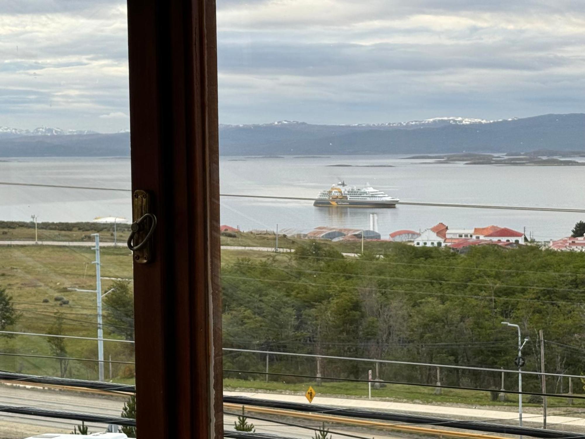 Mirando Al Canal Ushuaia