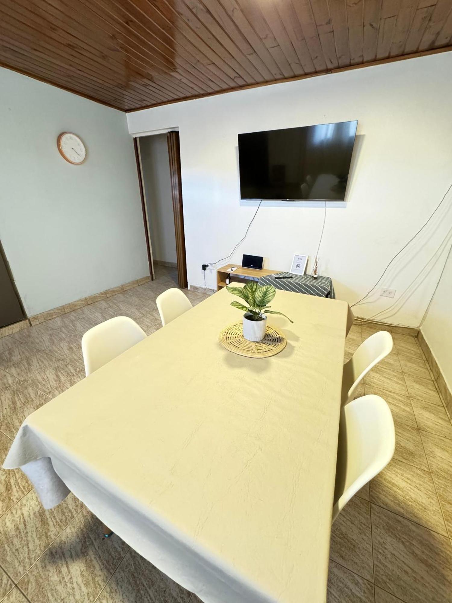 Casa 2 Dorm Av. Alem *